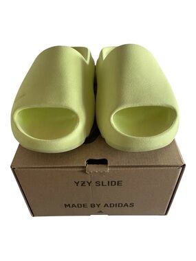 Yeezy Slide Glow Green Size 4 Mens and Woman’s 6 💚🩴✨